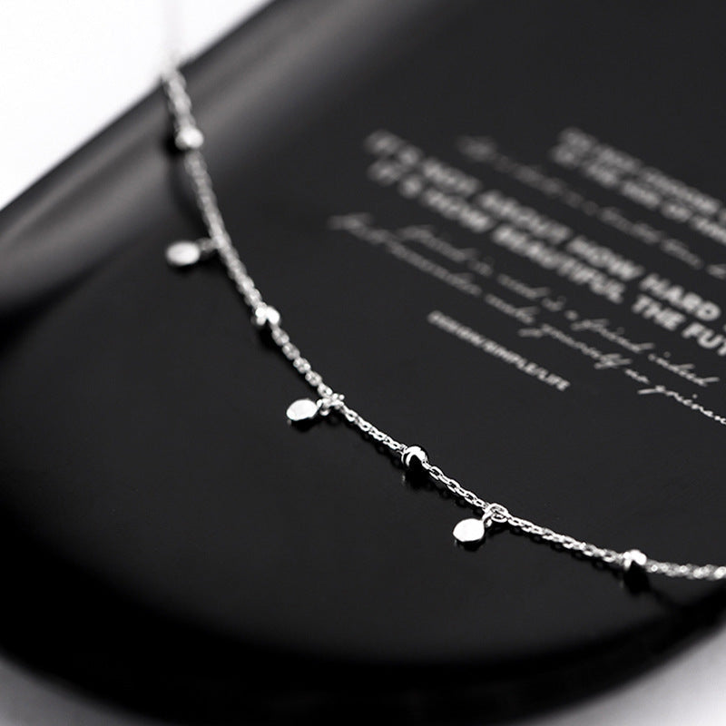 Silberne Halskette mit kleinen Perlen – minimalistisches und elegantes Design