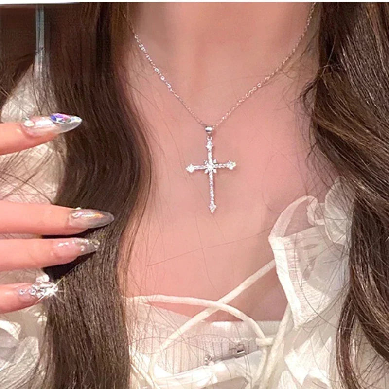 Silver necklace with cross pendant – elegant and timeless design